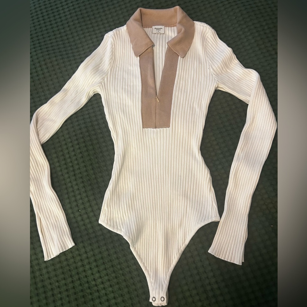 Abercrombie & Fitch Women’s White and Tan Ribbed Bodysuit Sweater (V-Neck)